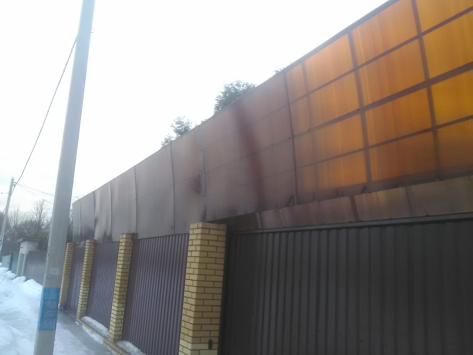 Шумовой экран из поликарбоната на забор