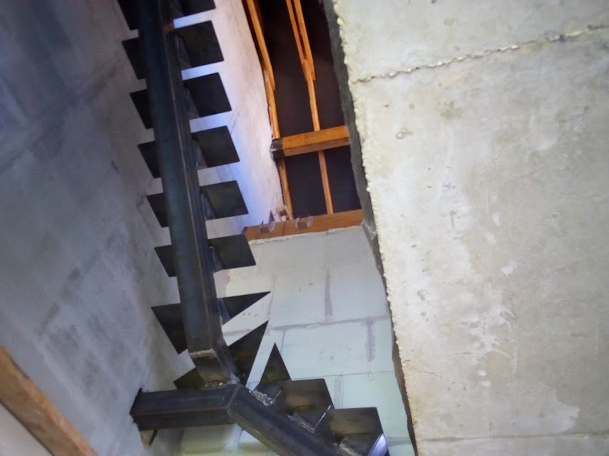 монокосоур лестницы из проф трубы 160х160