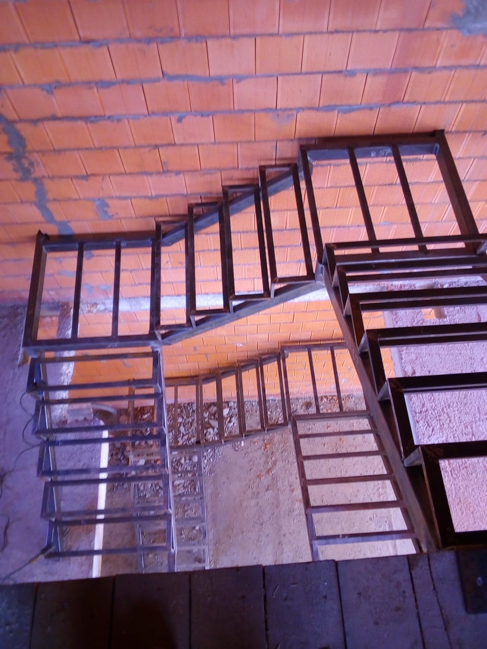 лестница закрытого типа из проф трубы 60х100