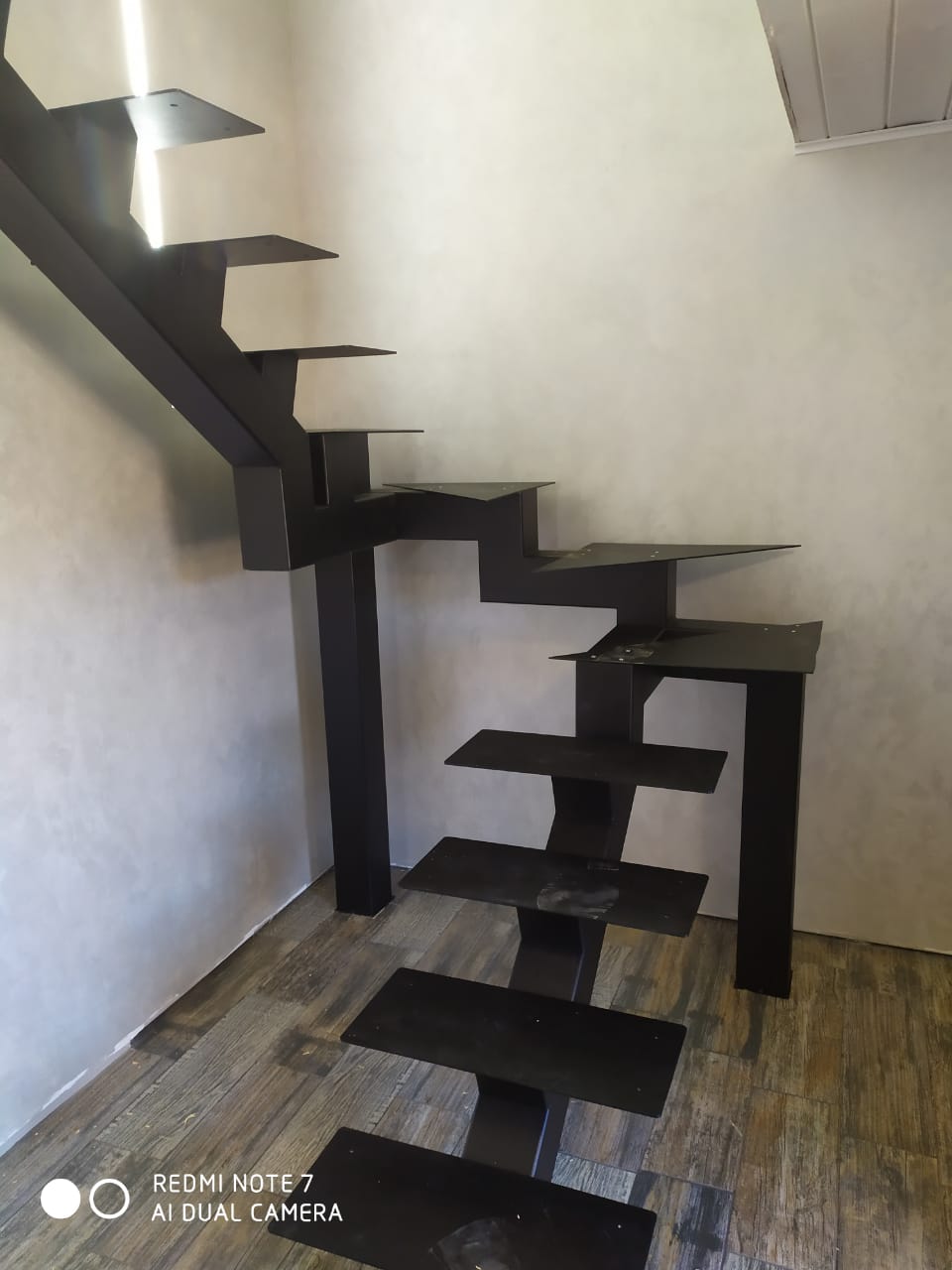 металлическая лестница на монокосоуре